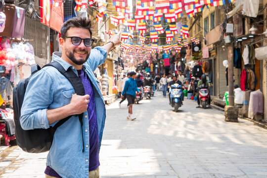 Turista hombres a punto de adentrarse a las calles comerciales de la ciudad de Katmand&uacute;, en Nepal.