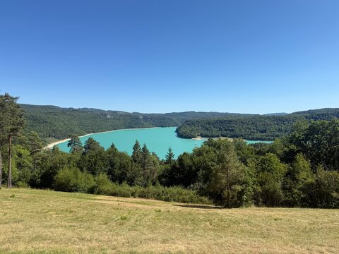 Vue panoramique du lac de Vouglans au c&oelig;ur du Jura