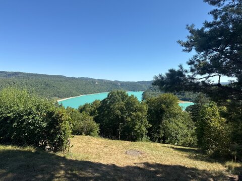 Vue panoramique du lac de Vouglans dans le Jura, paysage naturel embl&eacute;matique de France