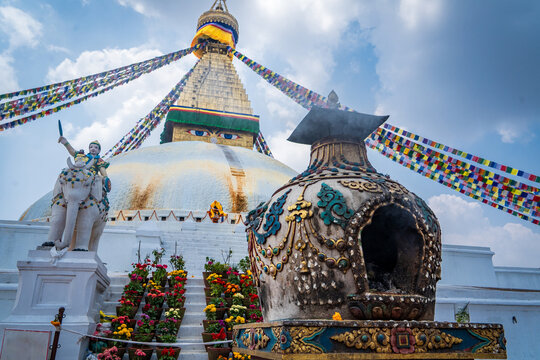 Estupa budista boudhanath de la ciudad de Katmand&uacute;, en Nepal. Con ofrendas de flores e incensio
