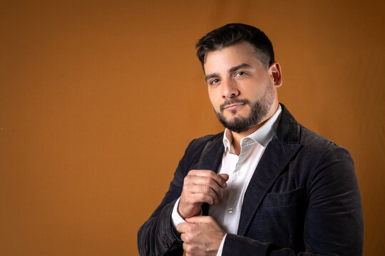 Hombre apuesto con camisa y saco con actitud de confianza y liderazgo.