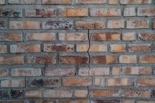 Textura de muro de ladrillo envejecido con grietas y desgaste estructural para fondos arquitect&oacute;nicos