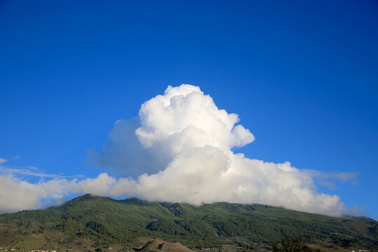 Wolkenstimmung &uuml;ber Vulkan-H&uuml;gellandschaft, Insel La Palma, Kanaren, Spanien, Europa 