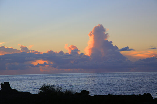 Wolkenstimmung bei Sonnenuntergang am Meer, Insel La Palma, Kanaren, Spanien, Europa 
