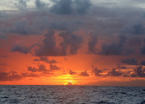 Wolkenstimmung bei Sonnenuntergang am Meer, Insel La Palma, Kanaren, Spanien, Europa 
