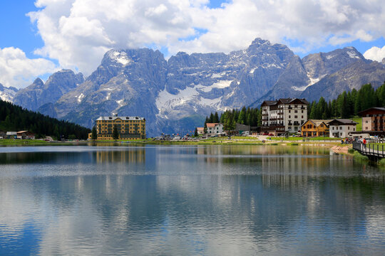 Bergmassiv mit Misurina See, Lago di Misurina, Dolomiten, Provinz Belluno, Italien, Europa