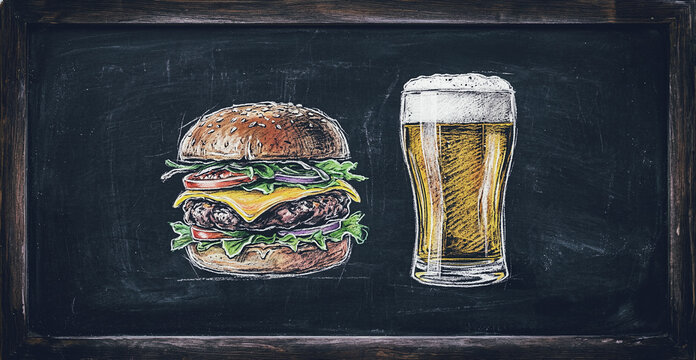 Superficie di lavagna con cornice in legno a schermo intero con disegno a gessetti colorati di hamburgher e bicchiere di birra