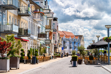Fototapeta premium Historic waterfront promenade in Sonderborg featuring restaurants, outdoor cafés, colorful facades and a relaxed summer atmosphere along Flensburg Fjord.