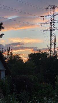 Słup energetyczny o zachodzie słońca.