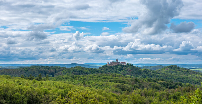Ausblick &uuml;ber den Th&uuml;ringer Wald zur Wartburg unter st&uuml;rmischen Wolken