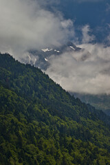 Fototapeta premium Montaña entre las nubes en el Pirineo francés