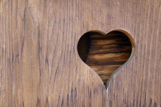 Herzfenster in einer Holzt&uuml;r - heart-shaped window in a wooden door