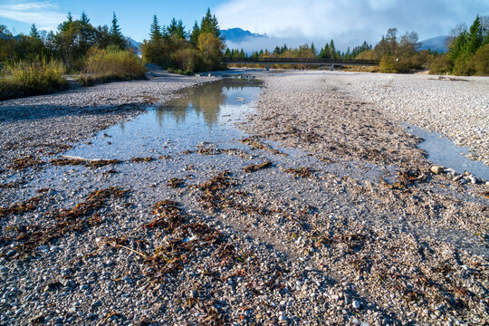 Kompletter Trockenfall der Isar, deren Wasser bei Kr&uuml;n in einem Kanal zum Walchensee abgeleitet wird und das Restwasser bei Wallgau unter einer meterdicken Kiesschicht versickert.