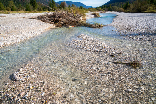 Kompletter Trockenfall der Isar, deren Wasser bei Kr&uuml;n in einem Kanal zum Walchensee abgeleitet wird und das Restwasser bei Wallgau unter einer meterdicken Kiesschicht versickert.