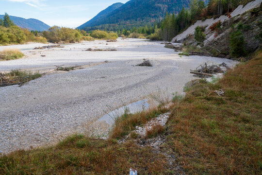 Kompletter Trockenfall der Isar, deren Wasser bei Kr&uuml;n in einem Kanal zum Walchensee abgeleitet wird und das Restwasser bei Wallgau unter einer meterdicken Kiesschicht versickert.