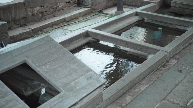 洗い場が設けられた清水の水汲み場