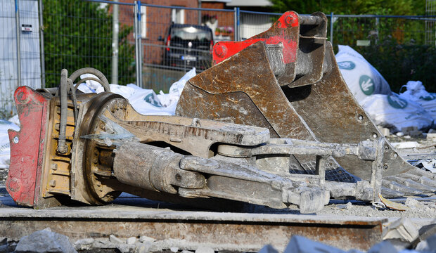  A hydraulic concrete pulverizer and a demolition shear. The tool is specifically designed for the demolition and crushing of concrete structures.