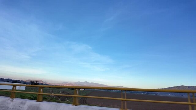 Vista panor&aacute;mica de cerros y paisaje seco bajo un cielo azul intenso a lo largo de la carretera, Estado de M&eacute;xico.