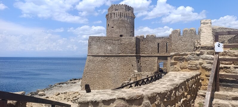 Vecchio castello sul mare in calabria