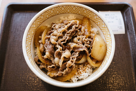 牛丼, 日本料理, 和食, 丼物, ご飯, 白米, 牛肉, 玉ねぎ, 甘辛ソース, 伝統料理, 食文化, 食事, 食品, 料理写真, 飲食店, レストラン, メニュー, 定食, 日本食堂, カジュアル食事, コンフォートフード, 家庭料理, 人気料理, 食べ物, 食事風景, ライスボウル, 日本グルメ, 旅行ガイド, 観光素材, 広告写真, 教育資料, 食品写真, アジア料理, 東洋料理