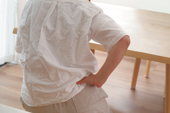 腰から臀部の痛みに悩むミドル女性