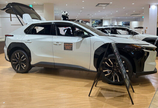 モーターショー　ショールーム　BEV SUV