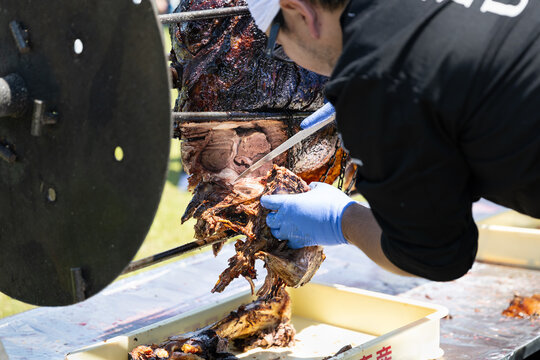 日本の祭りTOME肉祭2026 登米産和牛の丸焼きの切り分け