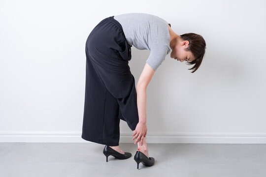 パンプスで靴擦れする女性・特殊メイク