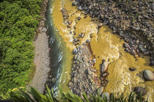 Braulio Carrillo Narional Park, Costa Rica, R&iacute;o con rocas y vegetaci&oacute;n en la costa, paisaje natural