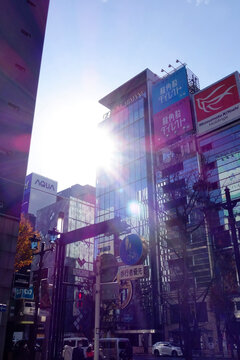 東京日本，2020年12月4日：銀座の街路，都会のゴージャスな街並みの様子