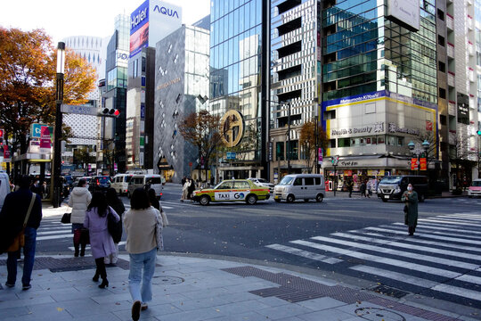 東京日本，2020年12月4日：銀座の街路，都会のゴージャスな街並みの様子