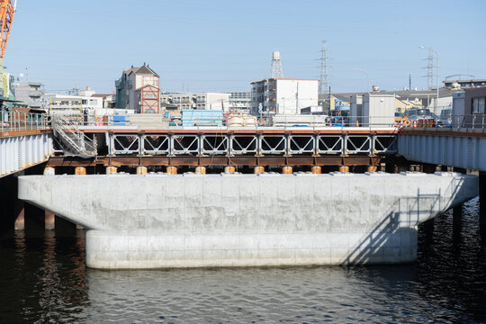 河川内で進む橋脚基礎工事と仮設構台の施工風景