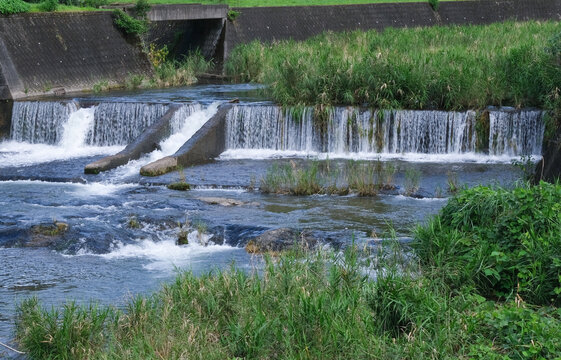 堰から流れ落ちる川の水