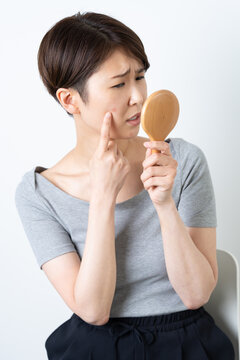 顔のにきびに悩む女性