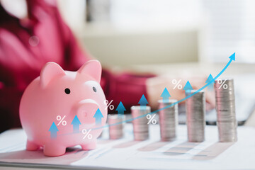 Savings growth concept. Piggy bank and rising coin stacks with percentage arrows represent compound interest, wealth, investment, profit, planning, future © JK_kyoto