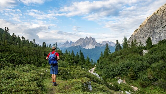 Hikers on a hiking trail, hiking trail to Lago di Sorapis, in the back mountain group Cadin peaks, Cima Cadin, Dolomites, Belluno, Italy