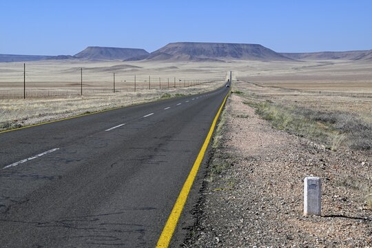 Lonely landscape on the B4 between Keetmanshoop and L&uuml;deritz, near Aus, Karas Region, Namibia