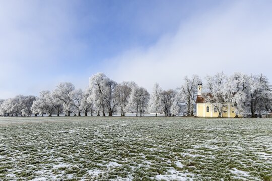 A frosty landscape with a small church in a wide field, Maria Schnee Chapel, Nassenbeuren, Unterallg&auml;u, Bavaria, Germany