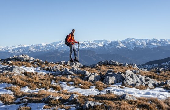Mountaineer in front of mountain panorama, hiking trail at Guffertstein, in the background main alpine ridge with Gro&szlig;venediger, in autumn, Brandenberg Alps, Tyrol, Austria
