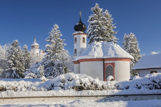 Winter atmosphere with snow-covered small chapel at Schlehdorf Monastery, Schlehdorf, Lake Kochel, The Blue Country, Bavarian Alps, Upper Bavaria, Bavaria, Germany