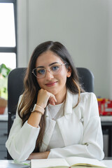 Obraz premium Professional individual wearing glasses smiling at desk