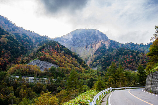 日光白根山を望む紅葉の山岳道路風景