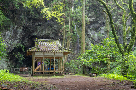 苔むした岩肌に寄り添う、山里の静かな祠と小瀑布