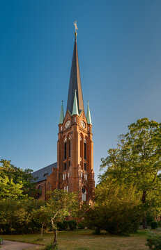 Der majest&auml;tische Turm der "Erl&ouml;serkirche" von Berlin-Rummelsburg leuchtet rot im warmen Licht der Abendsonne (Ansicht von Nordosten)