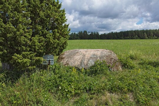 Aljava Kunnati kivi (also known as Ukukivi), the metal sign standing beside it labels it as an officially protected archaeological monument (Arheoloogiam&auml;lestis).