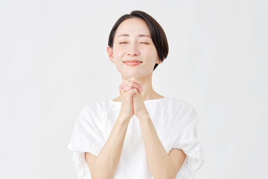 祈るミドルエイジ女性　白背景