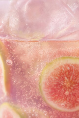 Fototapeta premium Close-up of fig ade with fig slices, sizzling bubbles in glass｜イチジクエイドのクローズアップ、イチジクスライス、弾ける気泡
