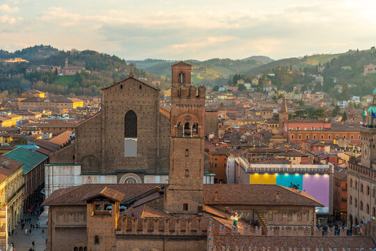 Italy, Emilia-Romagna, Bologna, Palazzo Re Enzo, Basilica of San Petronio and surrounding buildings of Piazza Maggiore at dusk