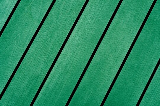 Gr&uuml;ne diagonale Holzbretter als fr&ouml;hlicher Hintergrund