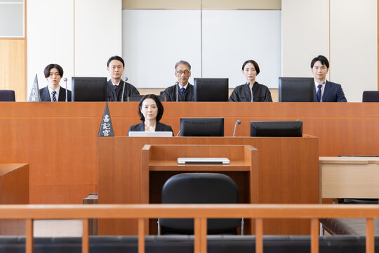 法廷で審理を行う裁判官と書記官
